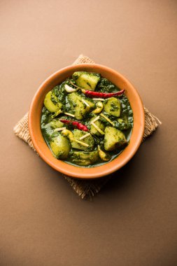 Aloo Palak Sabzi ya da bir kasede servis edilen ıspanaklı patates körisi. Popüler Hint sağlıklı tarifi. Seçici odak