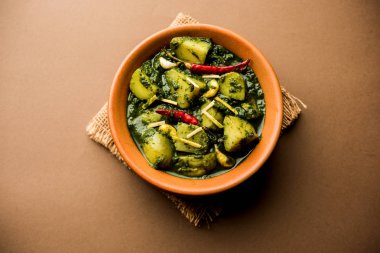 Aloo Palak Sabzi ya da bir kasede servis edilen ıspanaklı patates körisi. Popüler Hint sağlıklı tarifi. Seçici odak