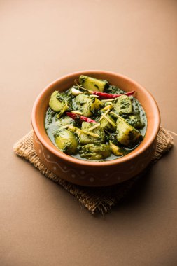 Aloo Palak Sabzi ya da bir kasede servis edilen ıspanaklı patates körisi. Popüler Hint sağlıklı tarifi. Seçici odak