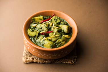Aloo Palak Sabzi ya da bir kasede servis edilen ıspanaklı patates körisi. Popüler Hint sağlıklı tarifi. Seçici odak