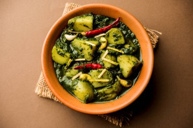 Aloo Palak Sabzi ya da bir kasede servis edilen ıspanaklı patates körisi. Popüler Hint sağlıklı tarifi. Seçici odak