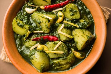 Aloo Palak Sabzi ya da bir kasede servis edilen ıspanaklı patates körisi. Popüler Hint sağlıklı tarifi. Seçici odak