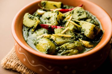 Aloo Palak Sabzi ya da bir kasede servis edilen ıspanaklı patates körisi. Popüler Hint sağlıklı tarifi. Seçici odak