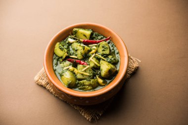 Aloo Palak Sabzi ya da bir kasede servis edilen ıspanaklı patates körisi. Popüler Hint sağlıklı tarifi. Seçici odak