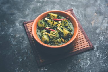 Aloo Palak Sabzi ya da bir kasede servis edilen ıspanaklı patates körisi. Popüler Hint sağlıklı tarifi. Seçici odak