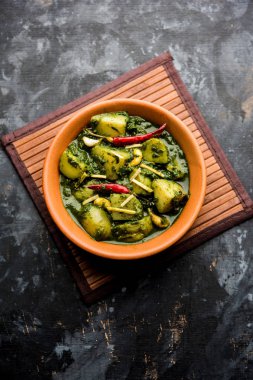 Aloo Palak Sabzi ya da bir kasede servis edilen ıspanaklı patates körisi. Popüler Hint sağlıklı tarifi. Seçici odak