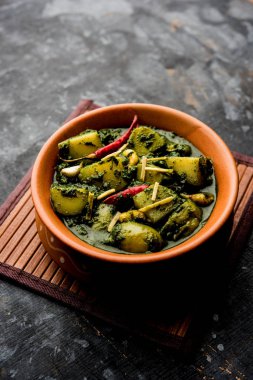 Aloo Palak Sabzi ya da bir kasede servis edilen ıspanaklı patates körisi. Popüler Hint sağlıklı tarifi. Seçici odak