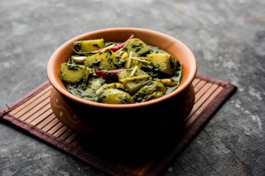 Aloo Palak Sabzi ya da bir kasede servis edilen ıspanaklı patates körisi. Popüler Hint sağlıklı tarifi. Seçici odak