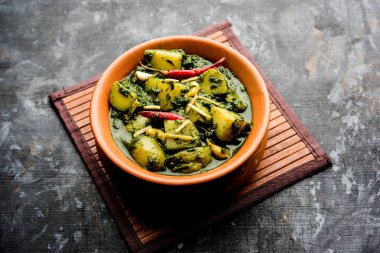 Aloo Palak Sabzi ya da bir kasede servis edilen ıspanaklı patates körisi. Popüler Hint sağlıklı tarifi. Seçici odak