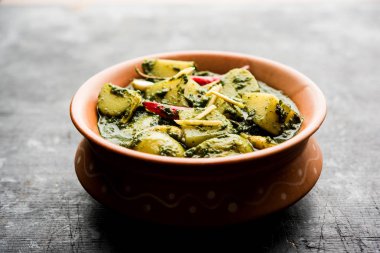 Aloo Palak Sabzi ya da bir kasede servis edilen ıspanaklı patates körisi. Popüler Hint sağlıklı tarifi. Seçici odak