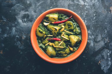 Aloo Palak Sabzi ya da bir kasede servis edilen ıspanaklı patates körisi. Popüler Hint sağlıklı tarifi. Seçici odak