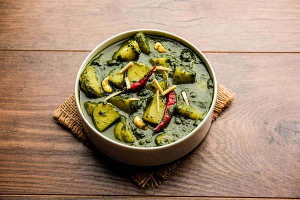 Aloo Palak Sabzi ya da bir kasede servis edilen ıspanaklı patates körisi. Popüler Hint sağlıklı tarifi. Seçici odak