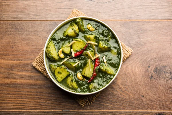 Aloo Palak Sabzi ya da bir kasede servis edilen ıspanaklı patates körisi. Popüler Hint sağlıklı tarifi. Seçici odak