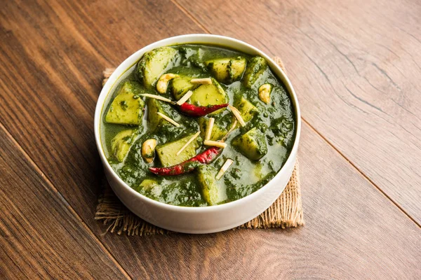 Aloo Palak Sabzi Spinach Patatas Curry Servido Tazón Receta Saludable —  Fotos de Stock