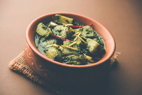 Aloo Palak Sabzi ya da bir kasede servis edilen ıspanaklı patates körisi. Popüler Hint sağlıklı tarifi. Seçici odak