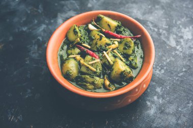 Aloo Palak Sabzi ya da bir kasede servis edilen ıspanaklı patates körisi. Popüler Hint sağlıklı tarifi. Seçici odak