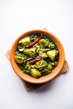 Aloo Palak Sabzi ya da bir kasede servis edilen ıspanaklı patates körisi. Popüler Hint sağlıklı tarifi. Seçici odak