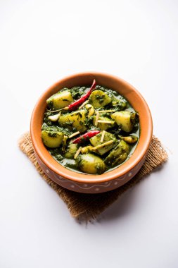 Aloo Palak Sabzi ya da bir kasede servis edilen ıspanaklı patates körisi. Popüler Hint sağlıklı tarifi. Seçici odak