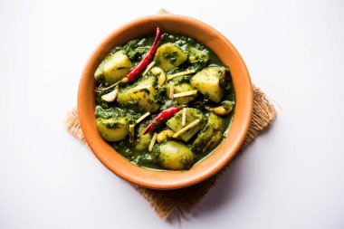 Aloo Palak Sabzi ya da bir kasede servis edilen ıspanaklı patates körisi. Popüler Hint sağlıklı tarifi. Seçici odak
