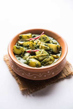 Aloo Palak Sabzi ya da bir kasede servis edilen ıspanaklı patates körisi. Popüler Hint sağlıklı tarifi. Seçici odak