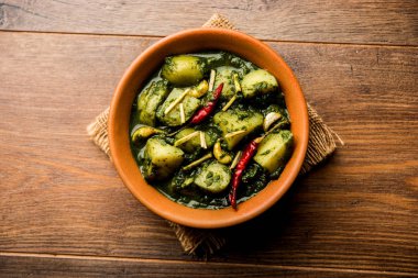 Aloo Palak Sabzi ya da bir kasede servis edilen ıspanaklı patates körisi. Popüler Hint sağlıklı tarifi. Seçici odak