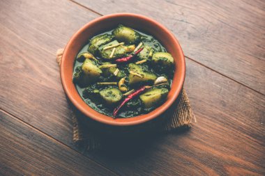 Aloo Palak Sabzi ya da bir kasede servis edilen ıspanaklı patates körisi. Popüler Hint sağlıklı tarifi. Seçici odak