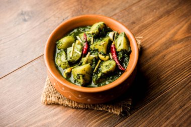 Aloo Palak Sabzi ya da bir kasede servis edilen ıspanaklı patates körisi. Popüler Hint sağlıklı tarifi. Seçici odak