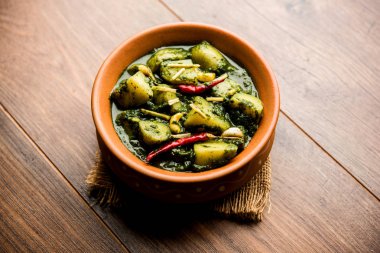 Aloo Palak Sabzi ya da bir kasede servis edilen ıspanaklı patates körisi. Popüler Hint sağlıklı tarifi. Seçici odak