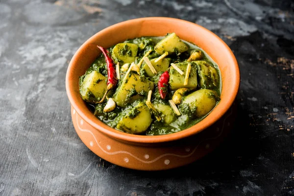 Aloo Palak Sabzi ya da bir kasede servis edilen ıspanaklı patates körisi. Popüler Hint sağlıklı tarifi. Seçici odak