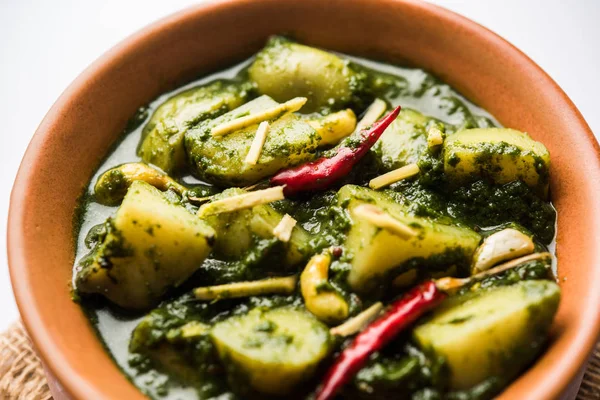 Aloo Palak Sabzi ya da bir kasede servis edilen ıspanaklı patates körisi. Popüler Hint sağlıklı tarifi. Seçici odak