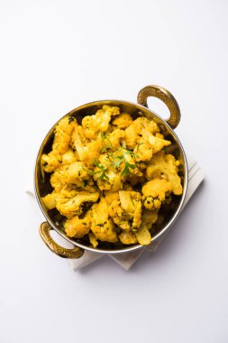 Gobi Masala kuru / karnabahar Sabzi hizmet bir kase içinde. seçici odak