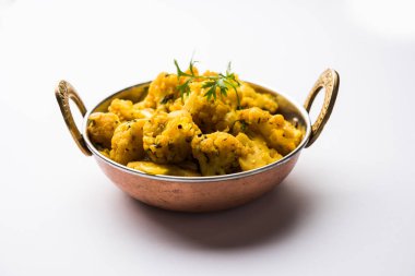 Gobi Masala kuru / karnabahar Sabzi hizmet bir kase içinde. seçici odak