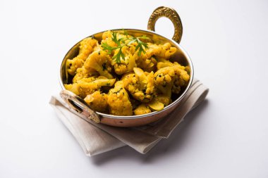 Gobi Masala kuru / karnabahar Sabzi hizmet bir kase içinde. seçici odak