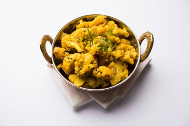 Gobi Masala kuru / karnabahar Sabzi hizmet bir kase içinde. seçici odak