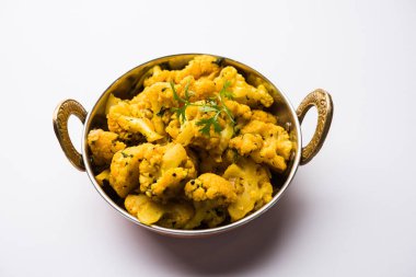 Gobi Masala kuru / karnabahar Sabzi hizmet bir kase içinde. seçici odak