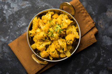 Gobi Masala kuru / karnabahar Sabzi hizmet bir kase içinde. seçici odak