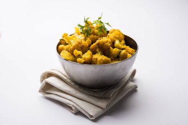 Gobi Masala kuru / karnabahar Sabzi hizmet bir kase içinde. seçici odak