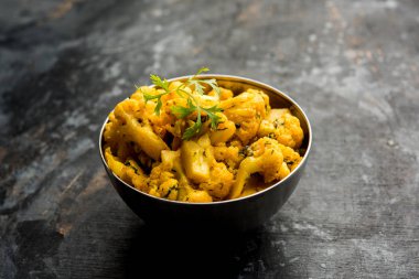 Gobi Masala kuru / karnabahar Sabzi hizmet bir kase içinde. seçici odak