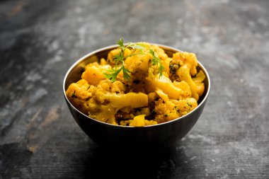 Gobi Masala kuru / karnabahar Sabzi hizmet bir kase içinde. seçici odak