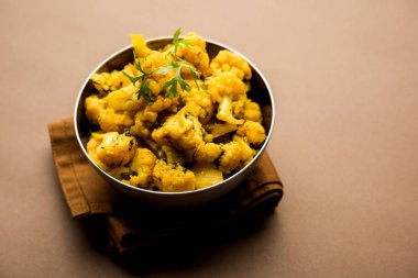 Gobi Masala kuru / karnabahar Sabzi hizmet bir kase içinde. seçici odak