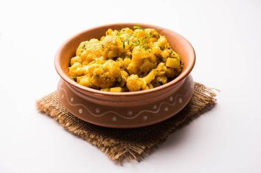 Gobi Masala kuru / karnabahar Sabzi hizmet bir kase içinde. seçici odak