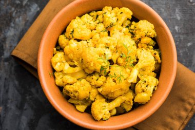 Gobi Masala kuru / karnabahar Sabzi hizmet bir kase içinde. seçici odak