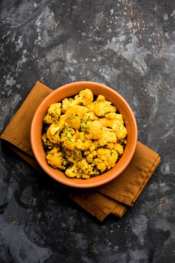 Gobi Masala kuru / karnabahar Sabzi hizmet bir kase içinde. seçici odak