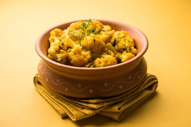 Gobi Masala kuru / karnabahar Sabzi hizmet bir kase içinde. seçici odak