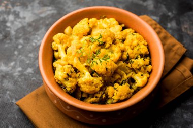 Gobi Masala kuru / karnabahar Sabzi hizmet bir kase içinde. seçici odak