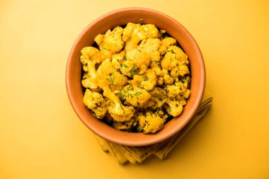 Gobi Masala kuru / karnabahar Sabzi hizmet bir kase içinde. seçici odak