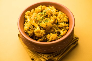 Gobi Masala kuru / karnabahar Sabzi hizmet bir kase içinde. seçici odak