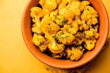 Gobi Masala kuru / karnabahar Sabzi hizmet bir kase içinde. seçici odak