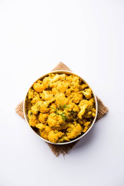 Gobi Masala kuru / karnabahar Sabzi hizmet bir kase içinde. seçici odak
