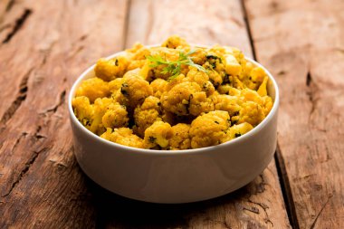 Gobi Masala kuru / karnabahar Sabzi hizmet bir kase içinde. seçici odak